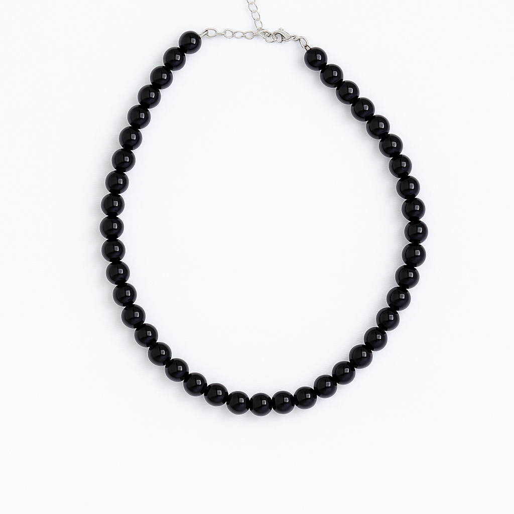 שרשרת ASA NECKLACE מחרוזים שחורים מבריקים, סוגר כסוף ושרשרת הארכה, מבט מלמעלה על רקע לבן.