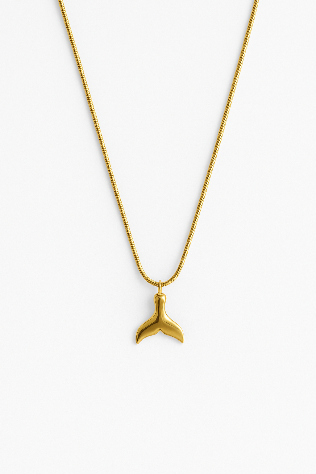 שרשרת SNAP GOLD NECKLACE זהב, תליון זנב לוויתן מבריק ושרשרת נחשית, מצולם מלמעלה על רקע לבן.