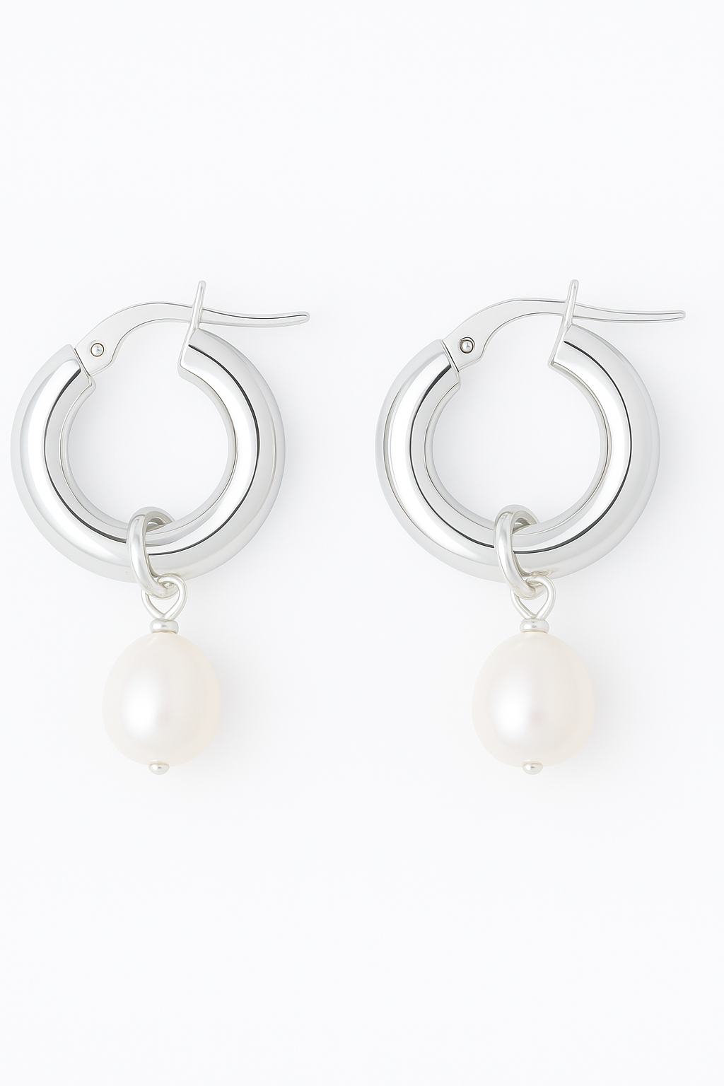 עגילי "PEARL S SILVER" כסף, חישוקים עבים מבריקים ופנינים תלויות, צילום מוצר מזווית ישרה.