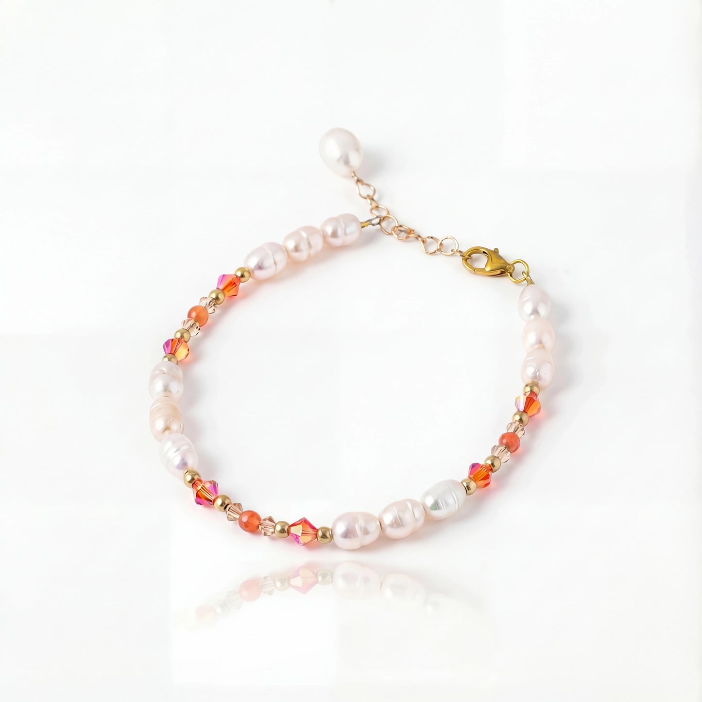 צמיד ALAMOR APROL GOLD יוקרתי מבית Lidi, משולב פניני מים מתוקים, חרוזי סברובסקי בגווני אפרול ובז', וגולדפילד 14 קראט. עבודת יד ישראלית מרהיבה.