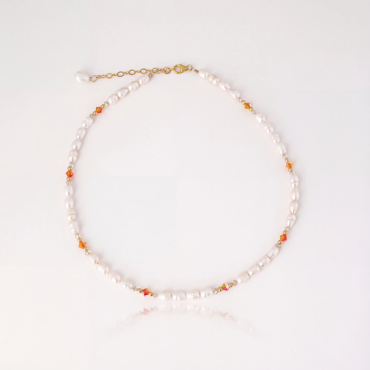 שרשרת ALAMOR APROL GOLD של Lidi עם פניני מים מתוקים, חרוזי סברובסקי בצבעי אפרול ובז' וחרוזי גולדפילד 14 קראט.