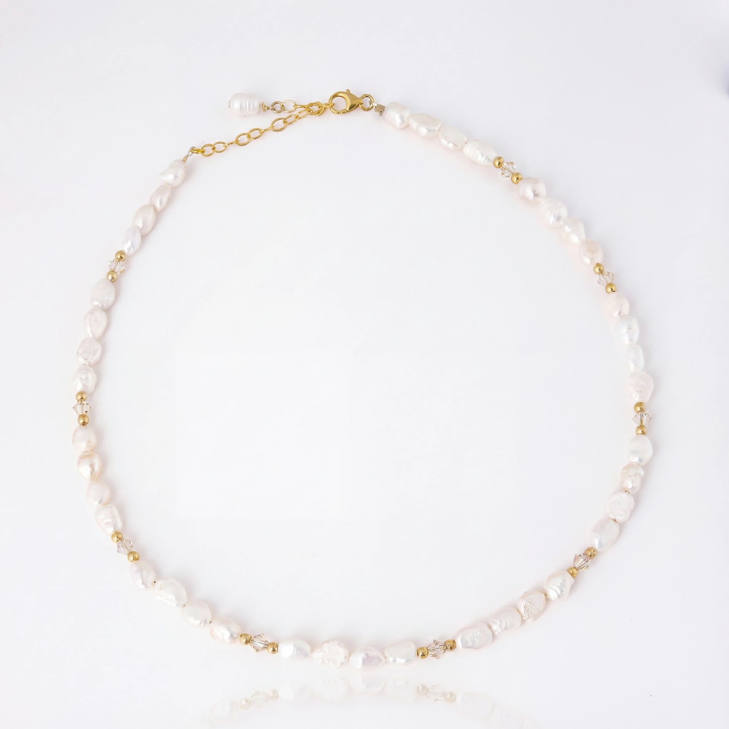 שרשרת ALAMOR BEIGE GOLD בעבודת יד של Lidi עם פניני מים מתוקים, חרוזי סברובסקי בז' וגולדפילד 14 קראט.