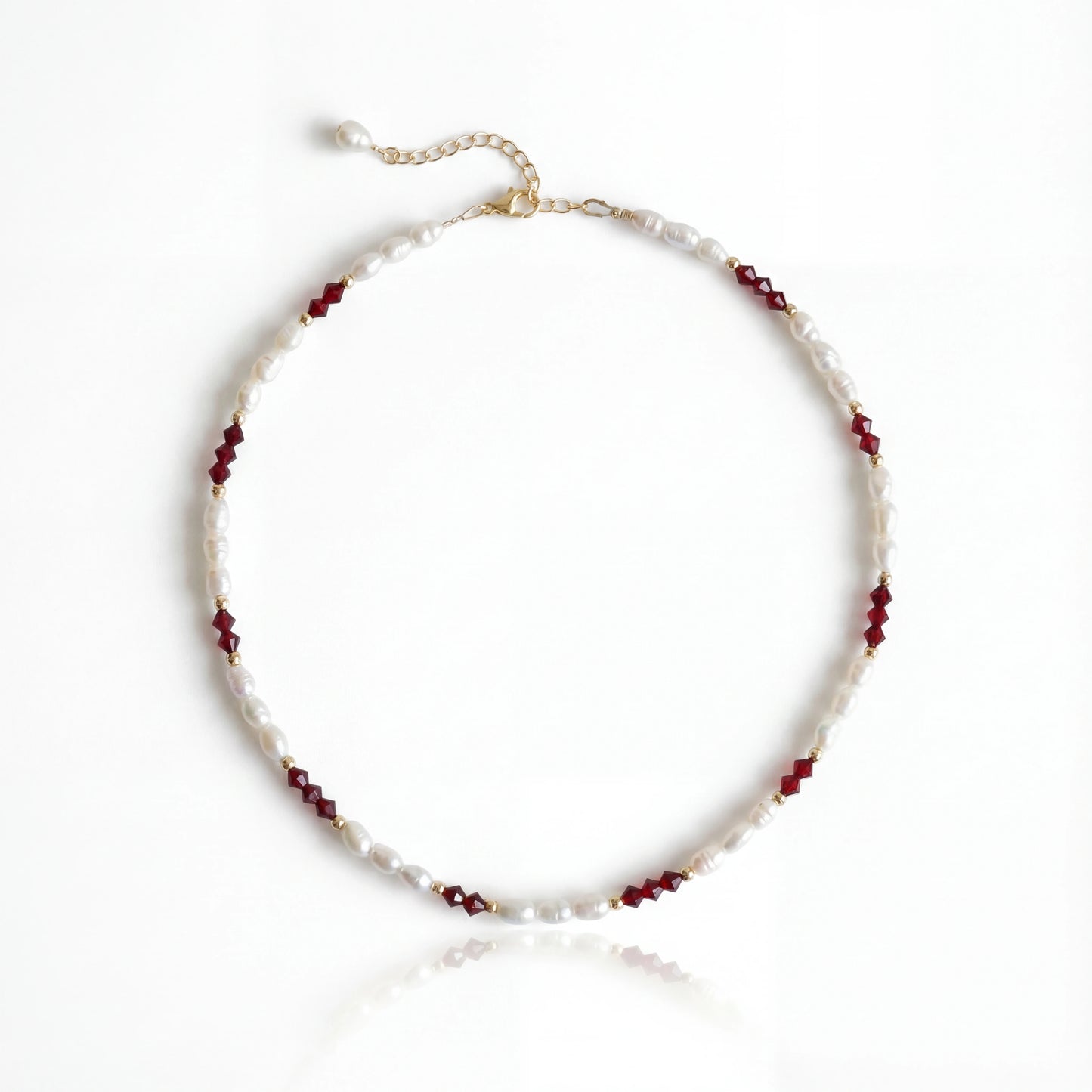 שרשרת ALAMOR BORDEAUX מבית Lidi. פניני מים מתוקים עם חרוזי סברובסקי בורדו וגולדפילד 14 קראט.