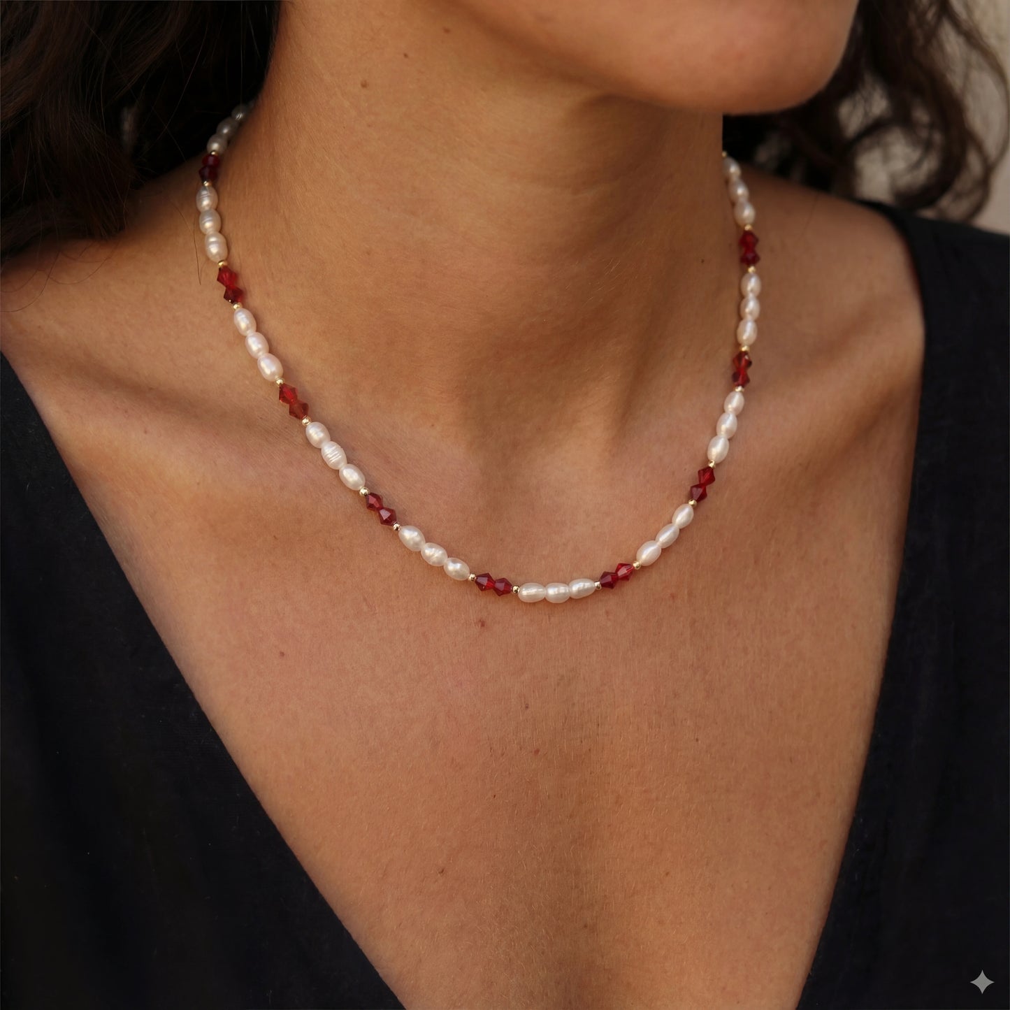 שרשרת ALAMOR BORDO SILVER יוקרתית בעבודת יד מבית Lidi, משובצת פניני מים מתוקים, סברובסקי בורדו וכסף 925 טהור.