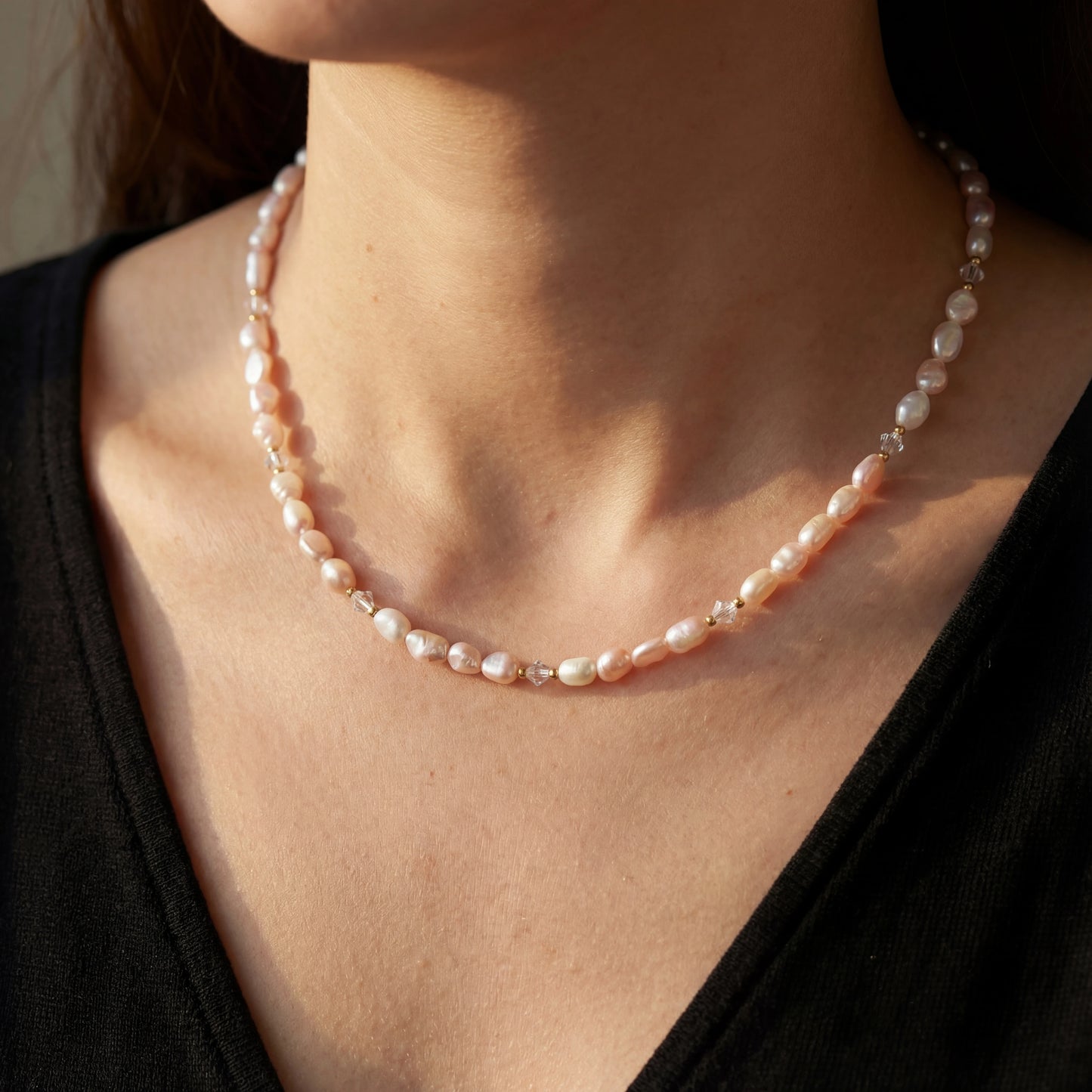 שרשרת ALAMOR QUARTZ GOLD מבית Lidi, עבודת יד מפניני מים מתוקים, קוורץ סברובסקי מנצנץ וחרוזי גולדפילד 14 קראט.