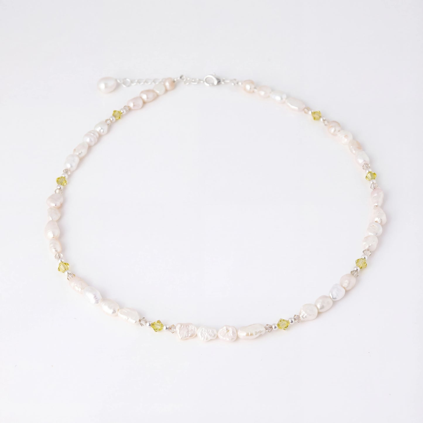 שרשרת ALAMOR YELLOW SILVER יוקרתית של Lidi: פניני מים מתוקים, חרוזי סברובסקי צהוב ובז' וכסף 925.