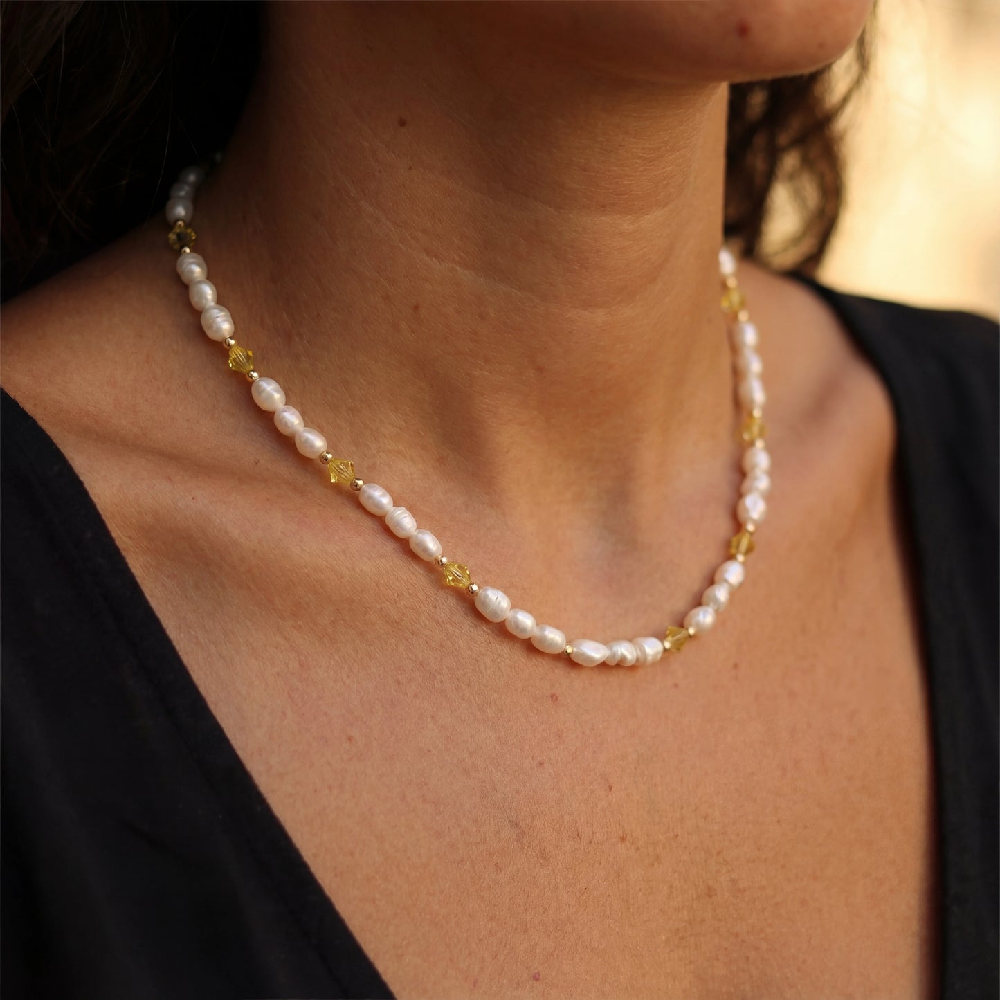 שרשרת ALAMOR יוקרתית מבית Lidi, עשויה פניני מים מתוקים, חרוזי סברובסקי צהוב-בז' וגולדפילד 14 קראט. תכשיט אלגנטי בעבודת יד.