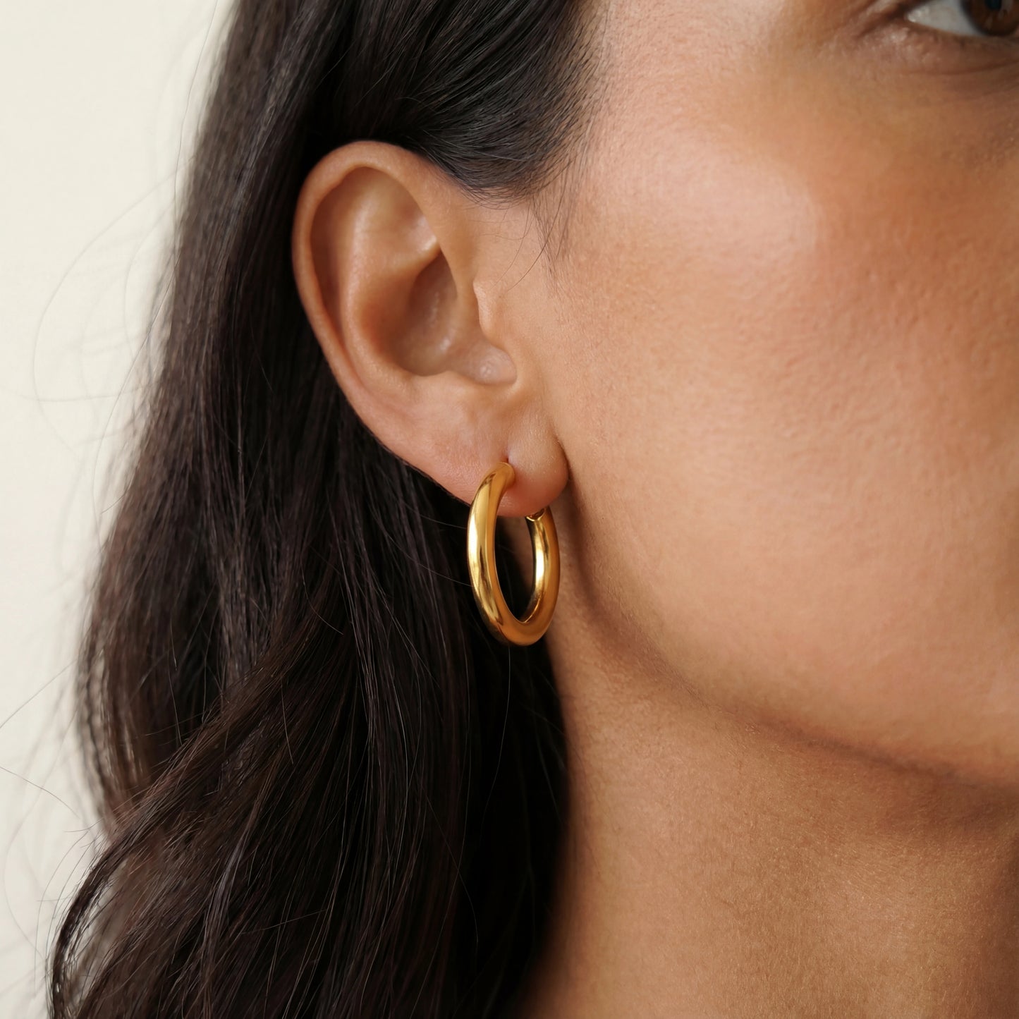 עגילי חישוק AMIT GOLD M יוקרתיים מבית Lidi, עשויים גולדפילד 14 קראט בגוון זהב קלאסי, בעיצוב נקי ואלגנטי.