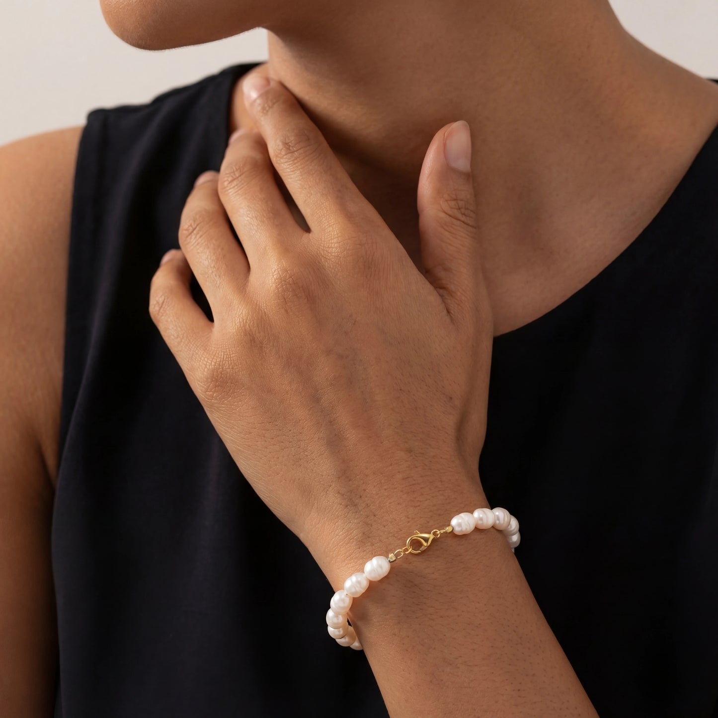 צמיד ANNA יוקרתי מזהב גולדפילד 14 קראט ופניני מים מתוקים, בעיצוב עבודת יד של Lidi.