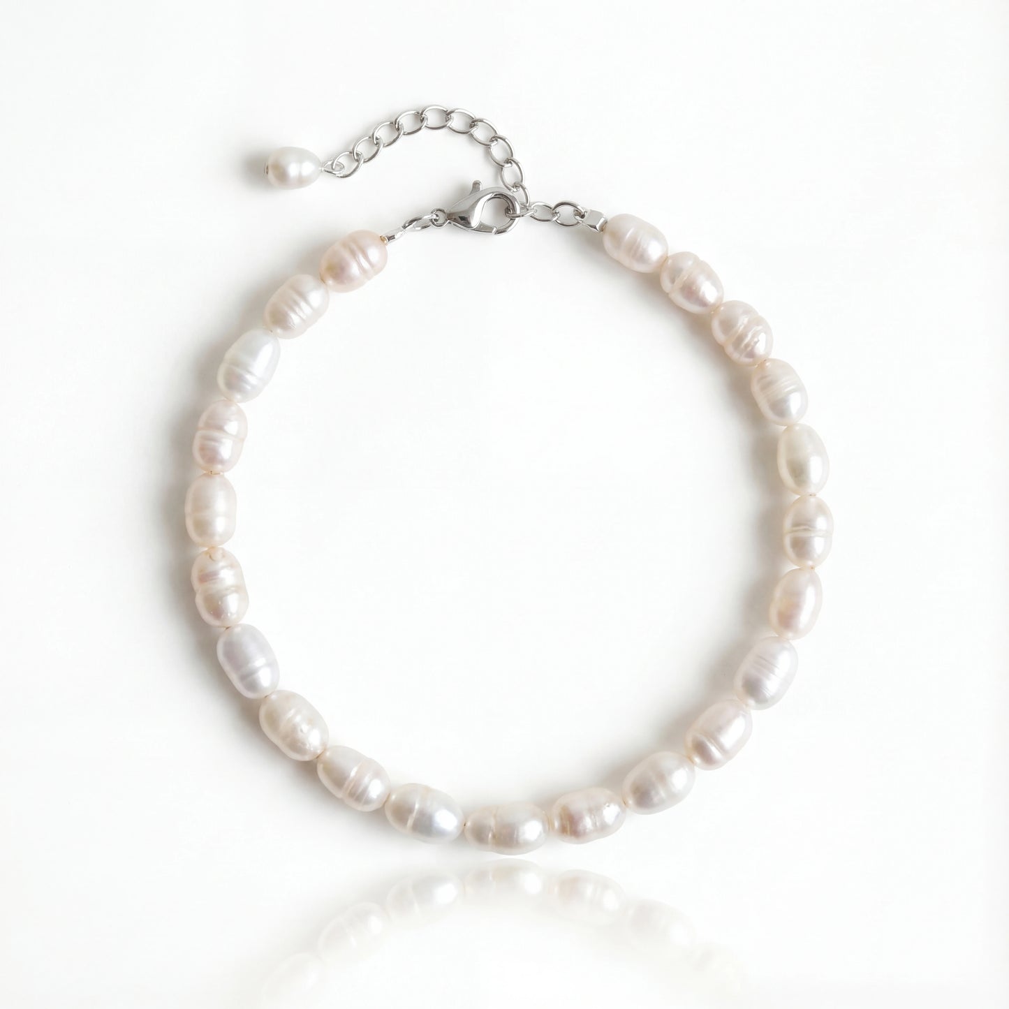 צמיד ANNA BRACELET SILVER יוקרתי מכסף 925 ופניני מים מתוקים, בעיצוב עבודת יד אלגנטי על רקע בהיר.