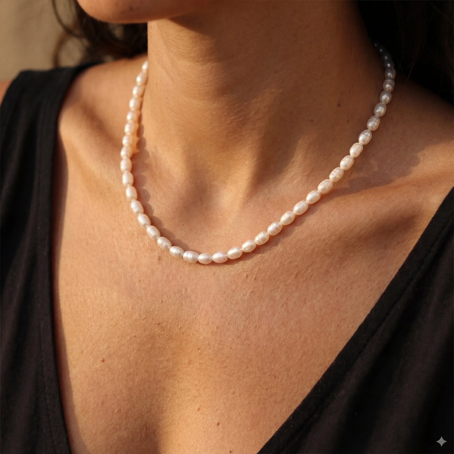 שרשרת ANNA GOLD יוקרתית עשויה בעבודת יד, עם פניני מים מתוקים וזהב גולדפילד 14 קראט, מבית Lidi. משדרגת כל מראה.