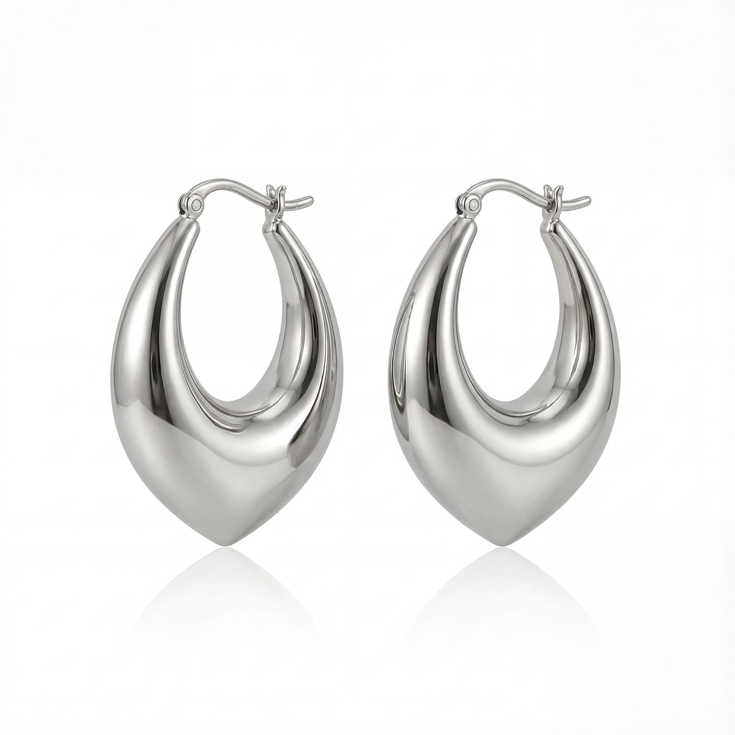 עגילי חישוק ALMOG ERRINGS SILVER יוקרתיים מסטיינלס סטיל בגוון כסף, מודגשים על אוזן אישה.