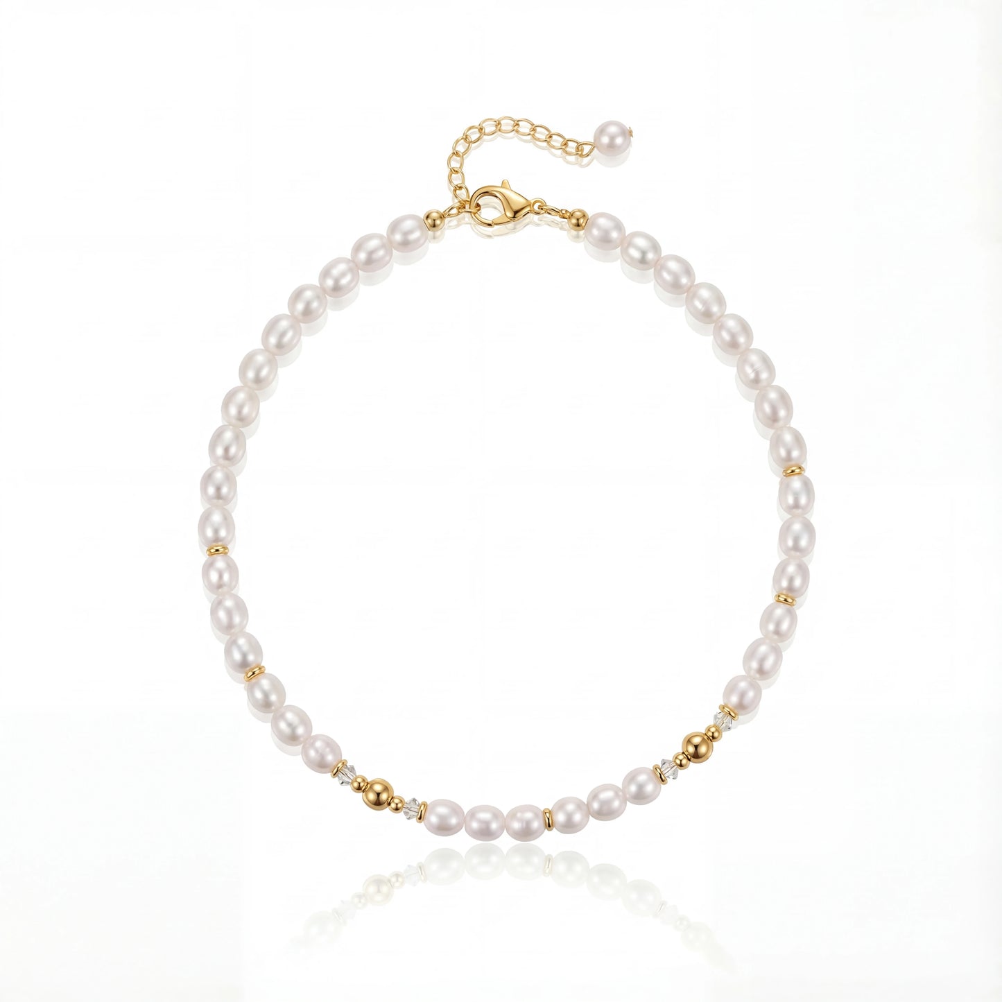 שרשרת פנינים יוקרתית ADIA של Lidi עם פניני מים מתוקים, חרוזי גולדפילד וקריסטלי סברובסקי בגוון בז'. עבודת יד ישראלית.