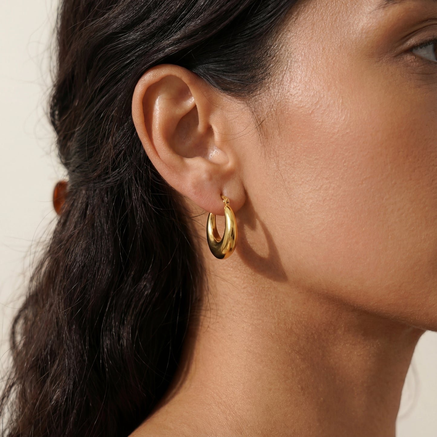 עגילי חישוק ÉLENA יוקרתיים מזהב קלאסי, עשויים סטיינלס סטיל. עיצוב אלגנטי ונקי מבית Lidi, מתאימים לכל אירוע.