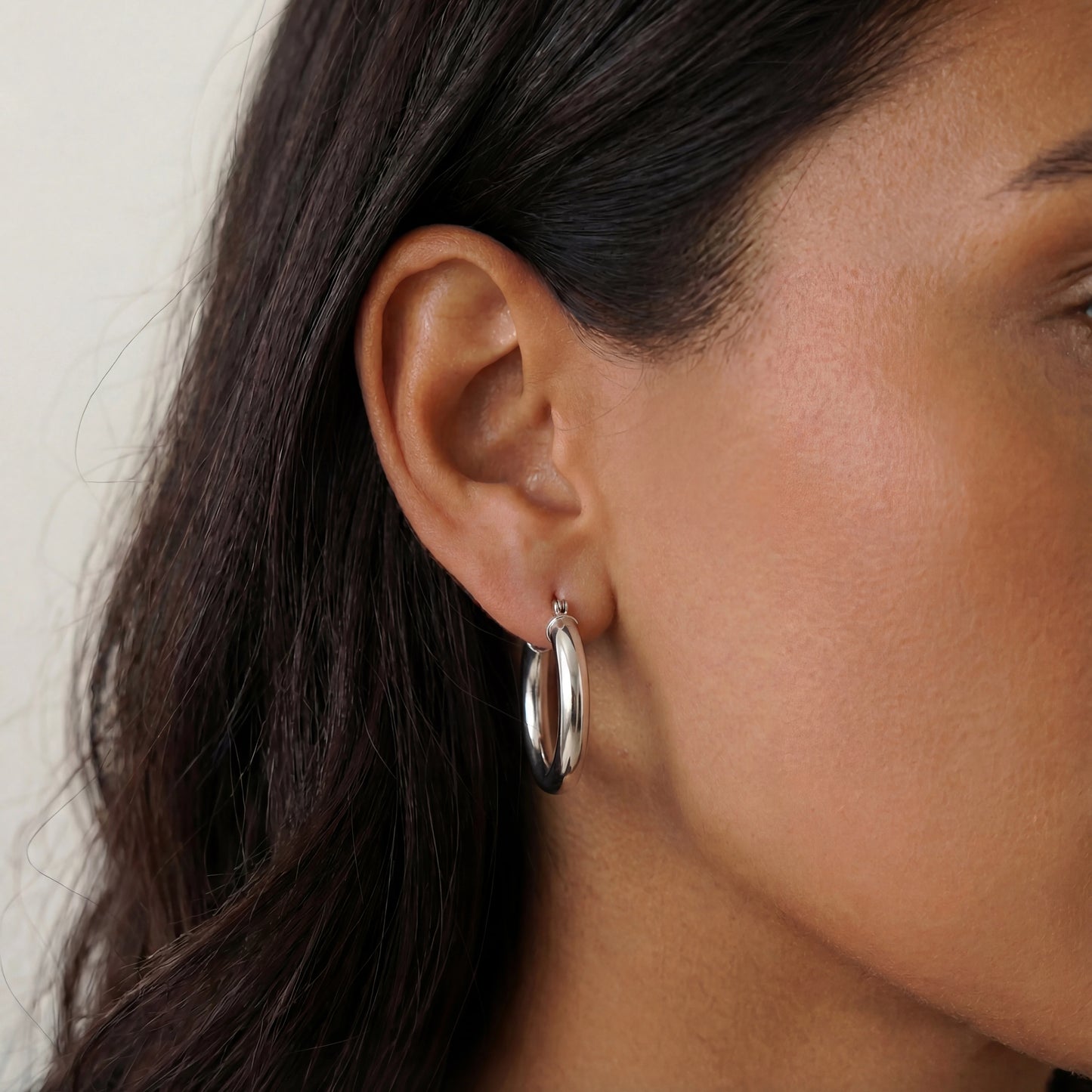 עגילי חישוק AMIT EARRINGS L מכסף 925 טהור מבית Lidi, בעיצוב נקי ואלגנטי. קוטר 3 ס"מ, מתאימים לכל מראה.