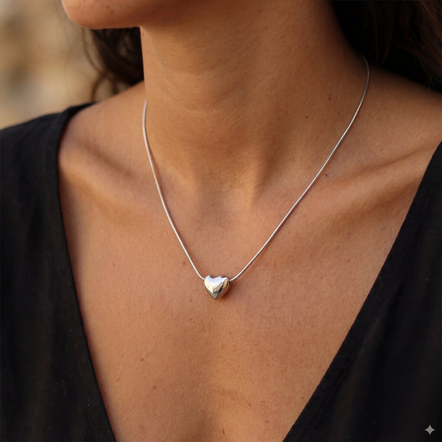 שרשרת GOOL NECKALCE יוקרתית מבית Lidi עם תליון לב כסוף מסטיינלס סטיל, מונחת באלגנטיות על הצוואר.