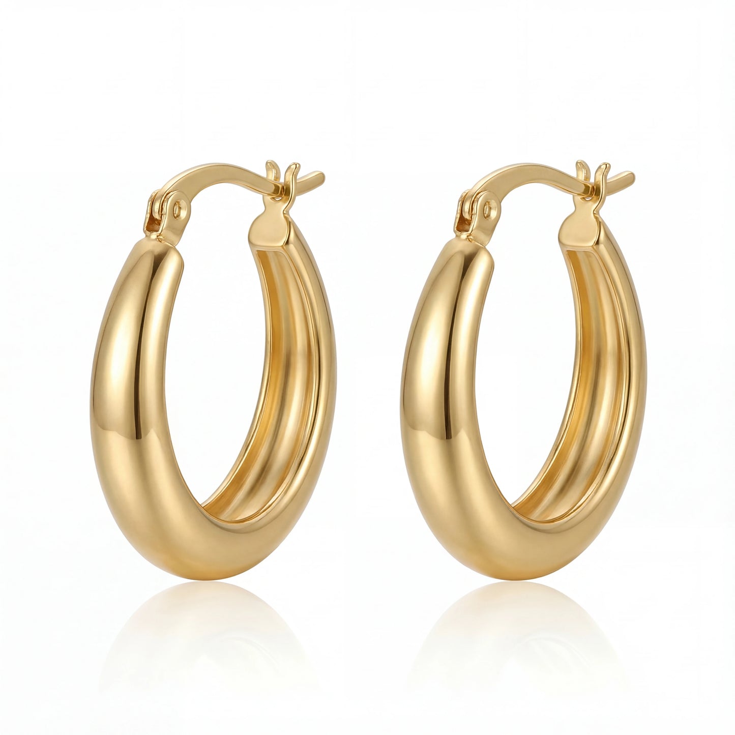 זוג עגילי חישוק EDEN EARRINGS יוקרתיים מזהב קלאסי של Lidi, בעיצוב נקי ואלגנטי, מונחים על רקע בהיר.