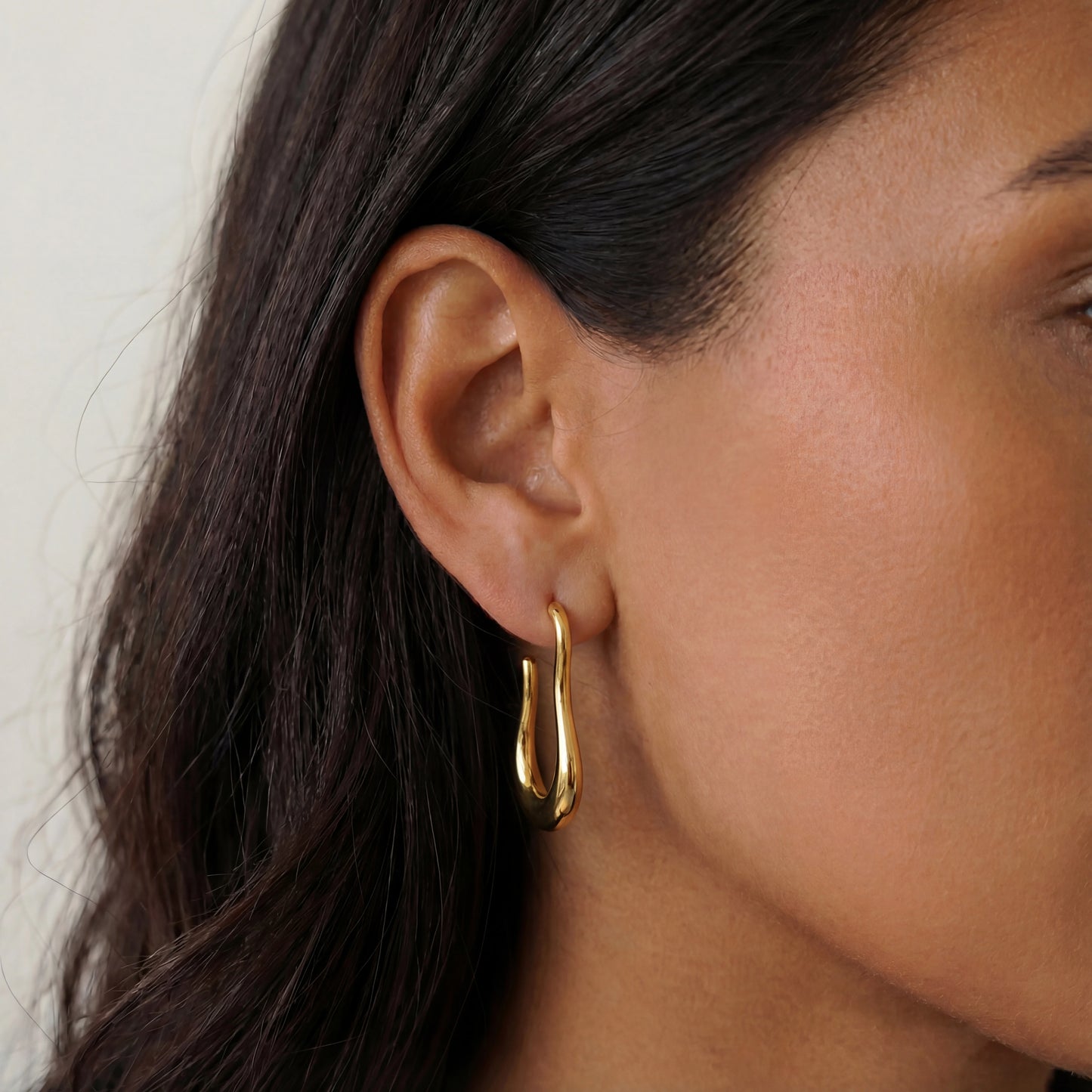 עגילי HILI EARRINGS יוקרתיים מבית Lidi. עגילים תלויים מסטיינלס סטיל בציפוי זהב, בעיצוב אלגנטי ונקי.