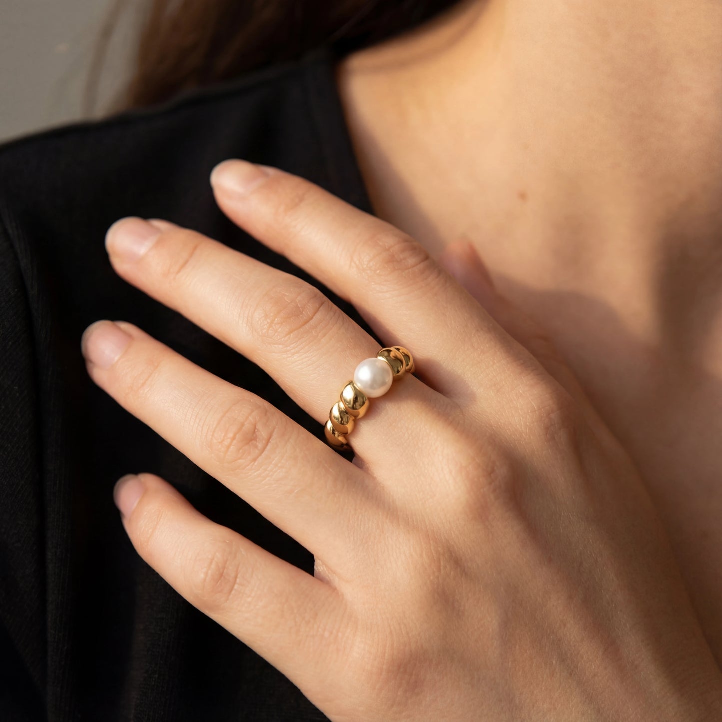 טבעת LOPE RING יוקרתית של Lidi עם פנינה בוהקת וסלסולי זהב בעיצוב מיוחד, עשויה פלדת אל-חלד עמידה במים.