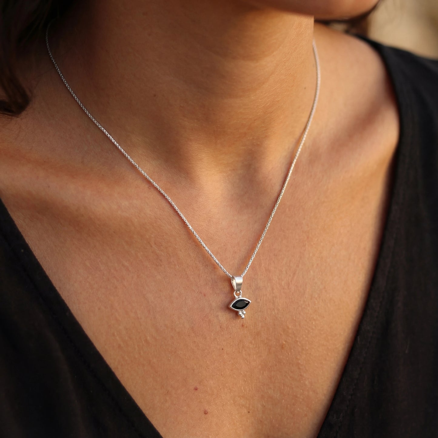 שרשרת MOL יוקרתית מבית Lidi מכסף 925 טהור, עם תליון מרקיזה שחור אלגנטי, מדגישה צוואר ומוסיפה שיק.