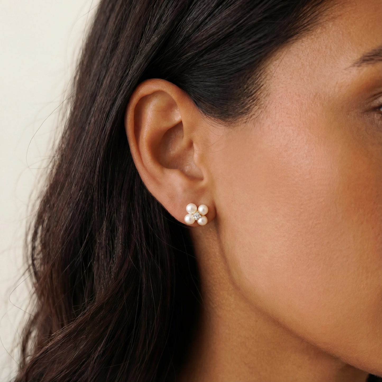 עגילי NOA EARRINGS SILVER צמודים מכסף 925, משובצים 4 פנינים עדינות וזרקון מבריק, בעיצוב אלגנטי ויוקרתי מבית Lidi.