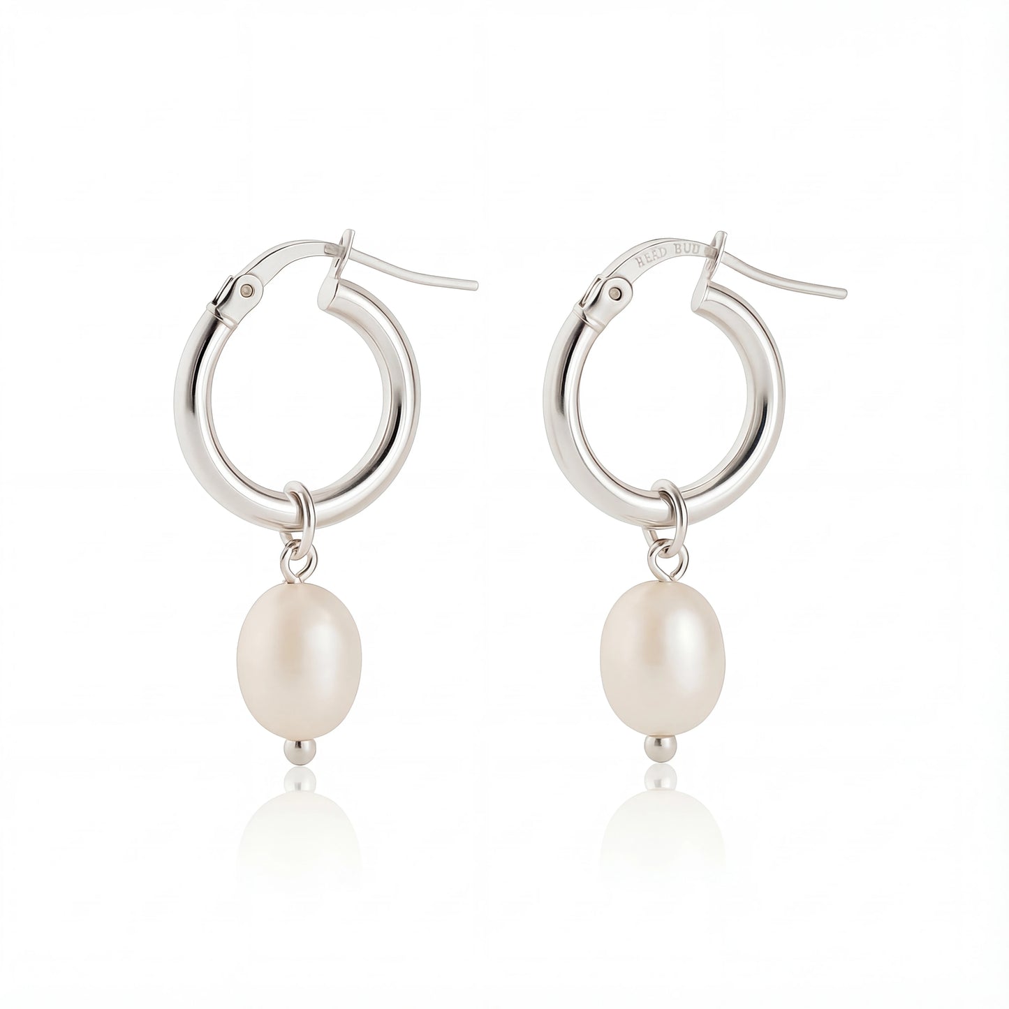 זוג עגילי חישוק PEARL XS SILVER מכסף 925 עם פנינה תלויה, מבית Lidi. יוקרתי ואלגנטי.