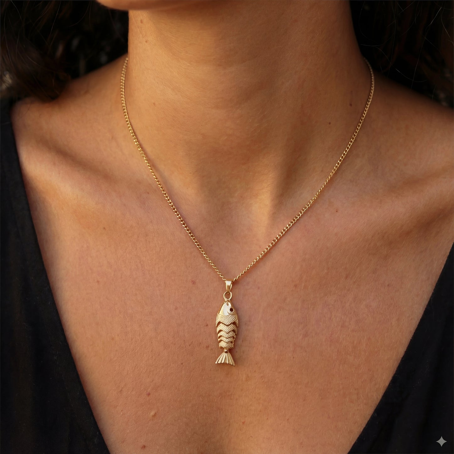 שרשרת POISSON אלגנטית מבית Lidi, עשויה מסטיינלס סטיל איכותי, עם תליון דג עדין ויוקרתי.