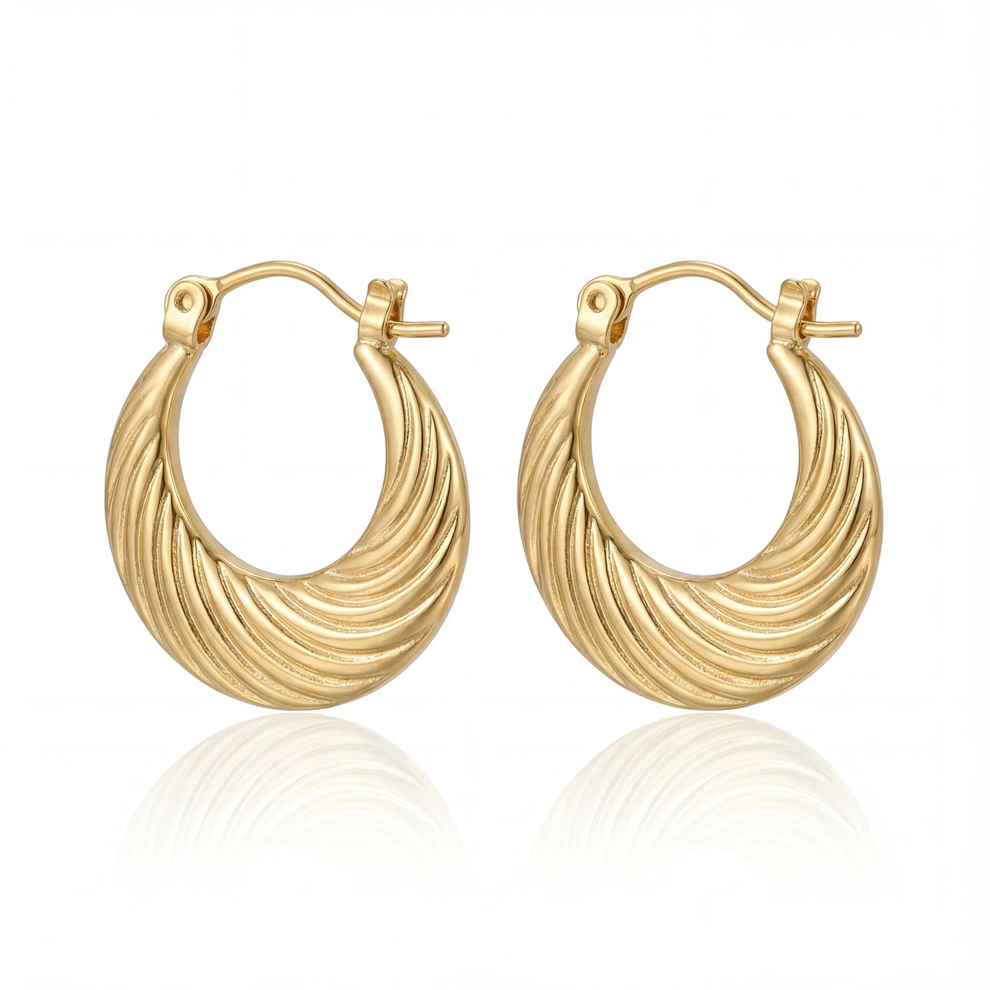 עגילי חישוק MIKA EARRINGS מזהב קלאסי של Lidi, בעיצוב נקי ואלגנטי, מונחים על רקע יוקרתי.