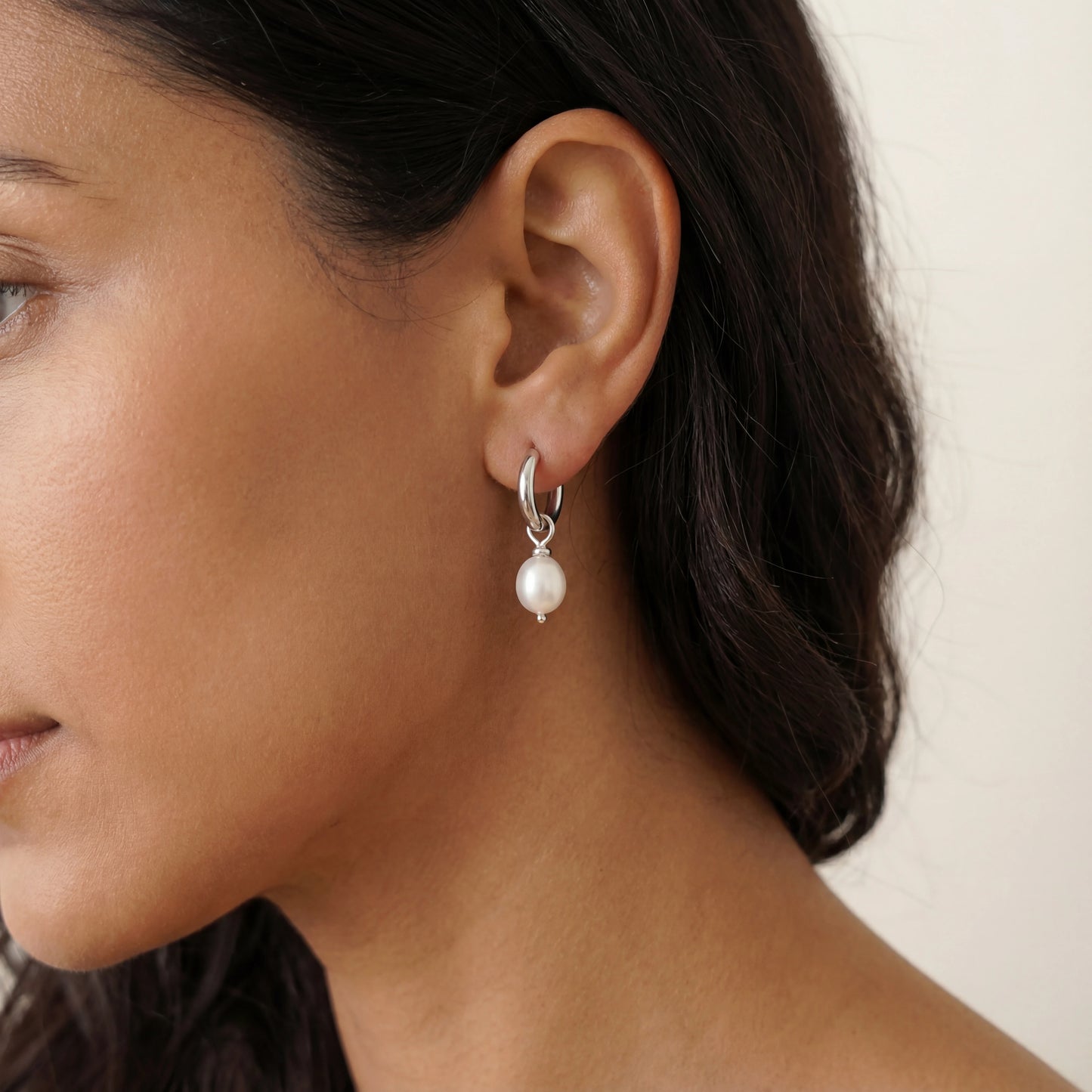 עגילי PEARL S SILVER יוקרתיים מכסף 925 עם פנינה קלאסית מבית Lidi, מתאימים לכל אירוע.