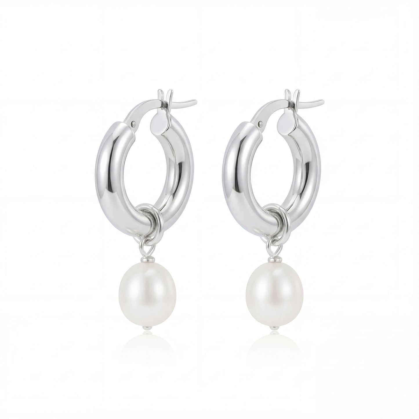 עגילי PEARL S SILVER יוקרתיים מכסף 925 עם פנינה קלאסית מבית Lidi, מתאימים לכל אירוע.