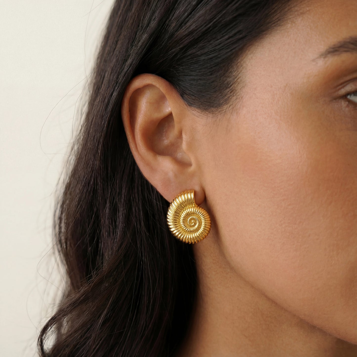 עגילי זהב צמודים SHAB GOLD של Lidi, בעיצוב נקי ואלגנטי, עשויים מסטיינלס סטיל איכותי בגימור מוזהב קלאסי.