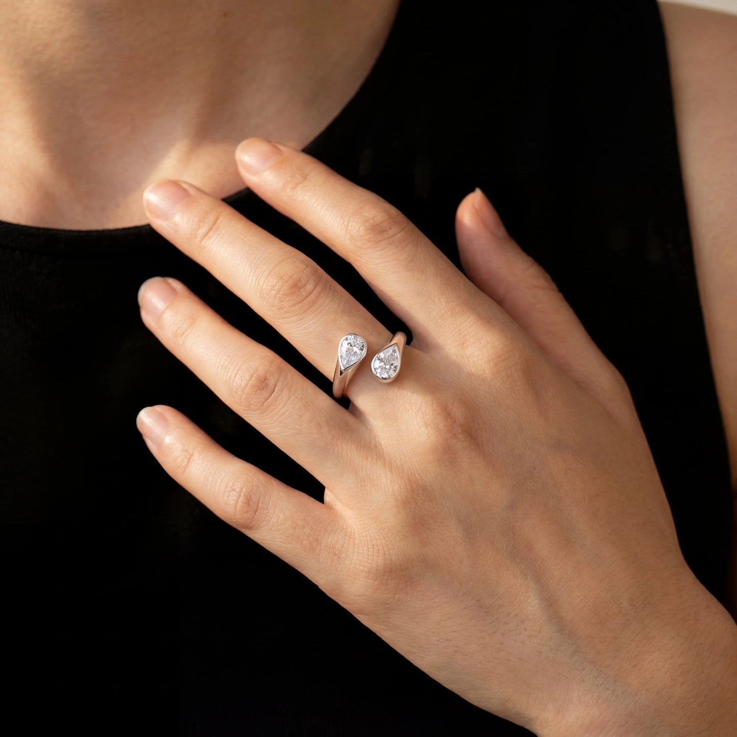 טבעת SHORE RING פתוחה מפלדת אל-חלד עם זרקונים מנצנצים על אצבע דוגמנית, מציגה עיצוב מודרני ויוקרתי מבית Lidi.