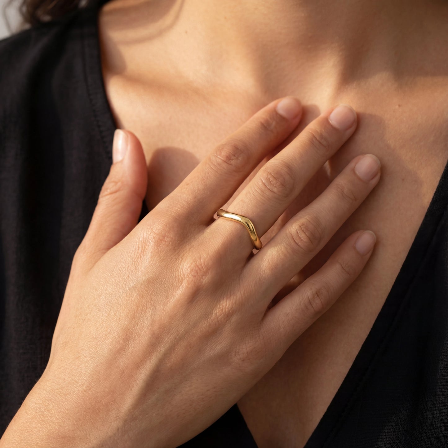 טבעת SKOP RING מוזהבת בעיצוב גל ייחודי, עשויה פלדת אל חלד עמידה במים מבית Lidi. יוקרה וסטייל לכל אירוע.