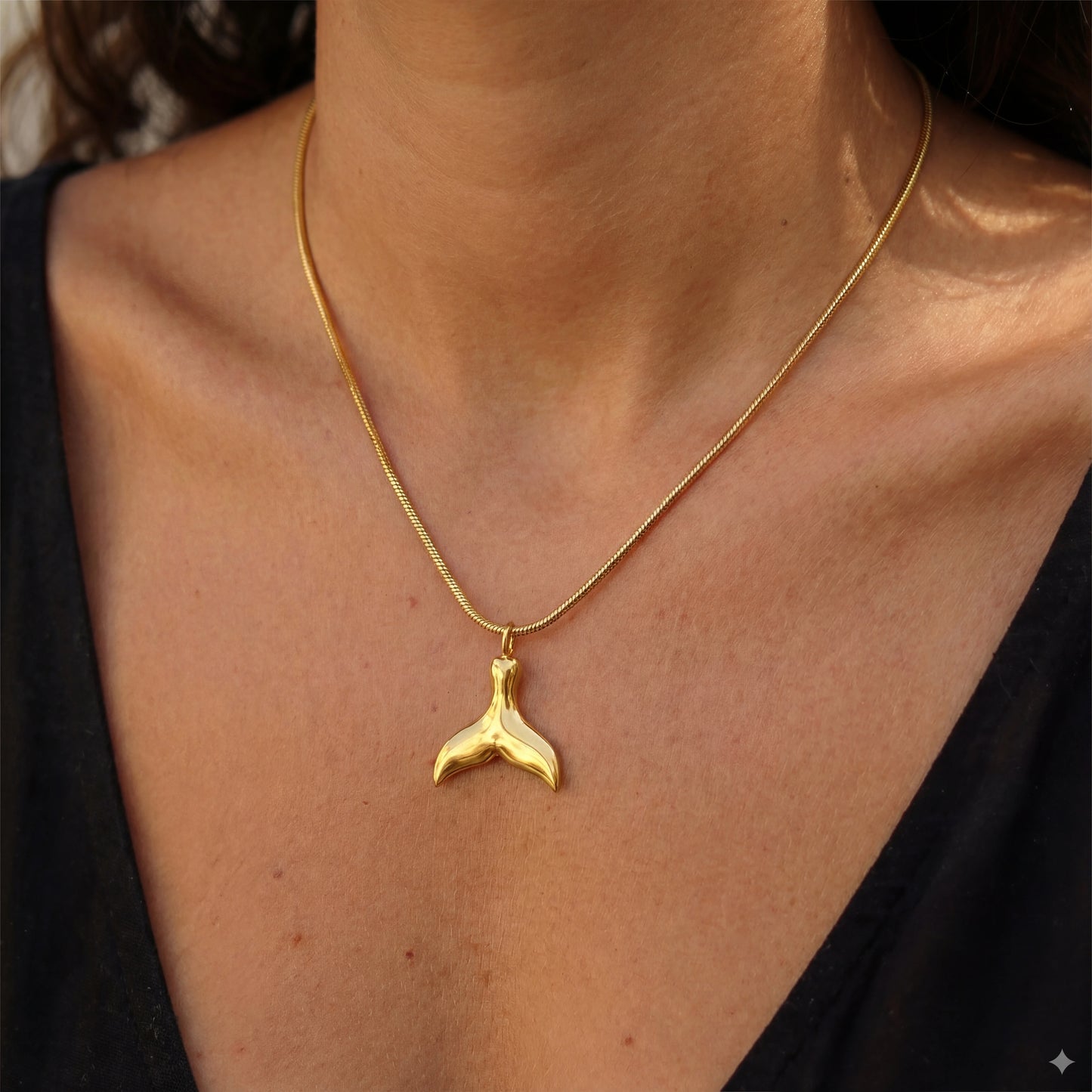 שרשרת SNAP GOLD NECKLACE יוקרתית מגולדפילד 14K עם תליון סנפיר אלגנטי, עמידה במים, מבית Lidi.