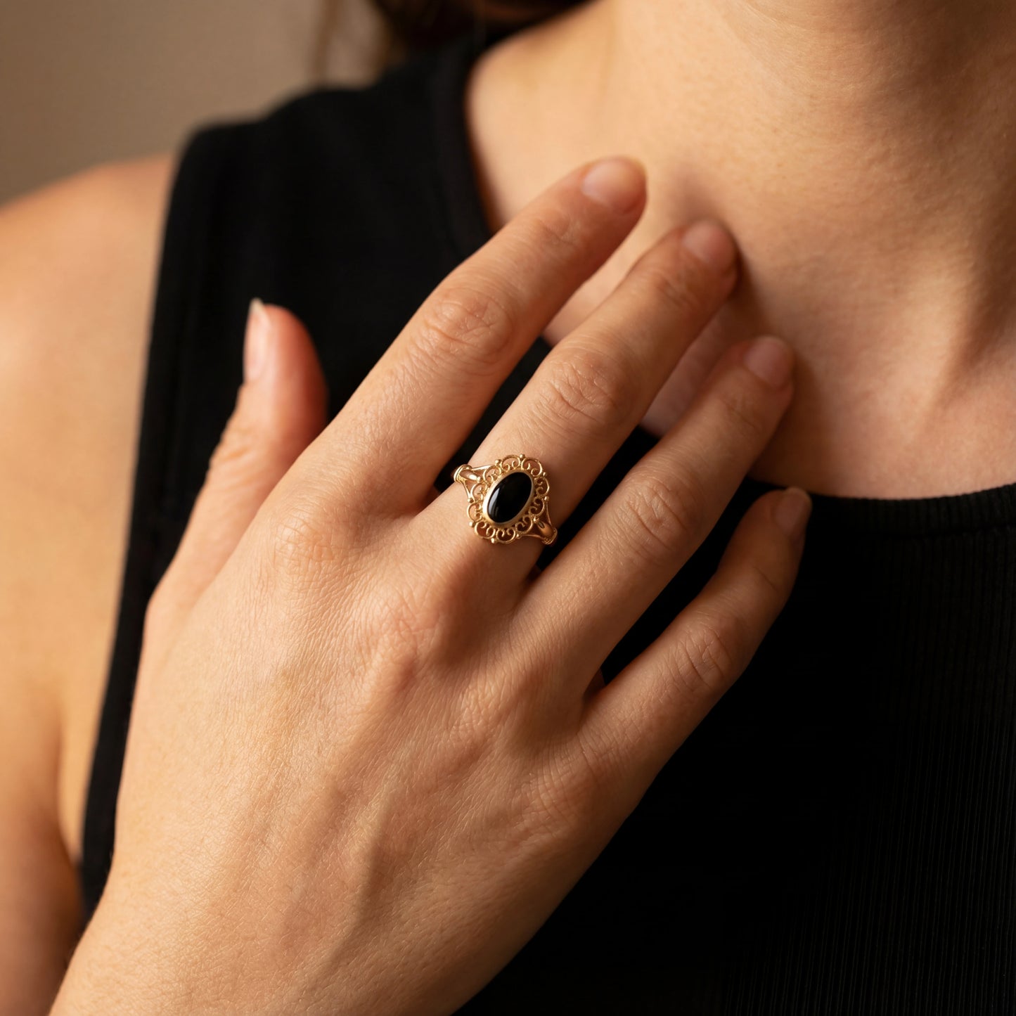 טבעת SOLE RING יוקרתית של Lidi עם אבן שחורה גדולה במרכז ועיטורי זהב עשירים ומיוחדים מסביב.