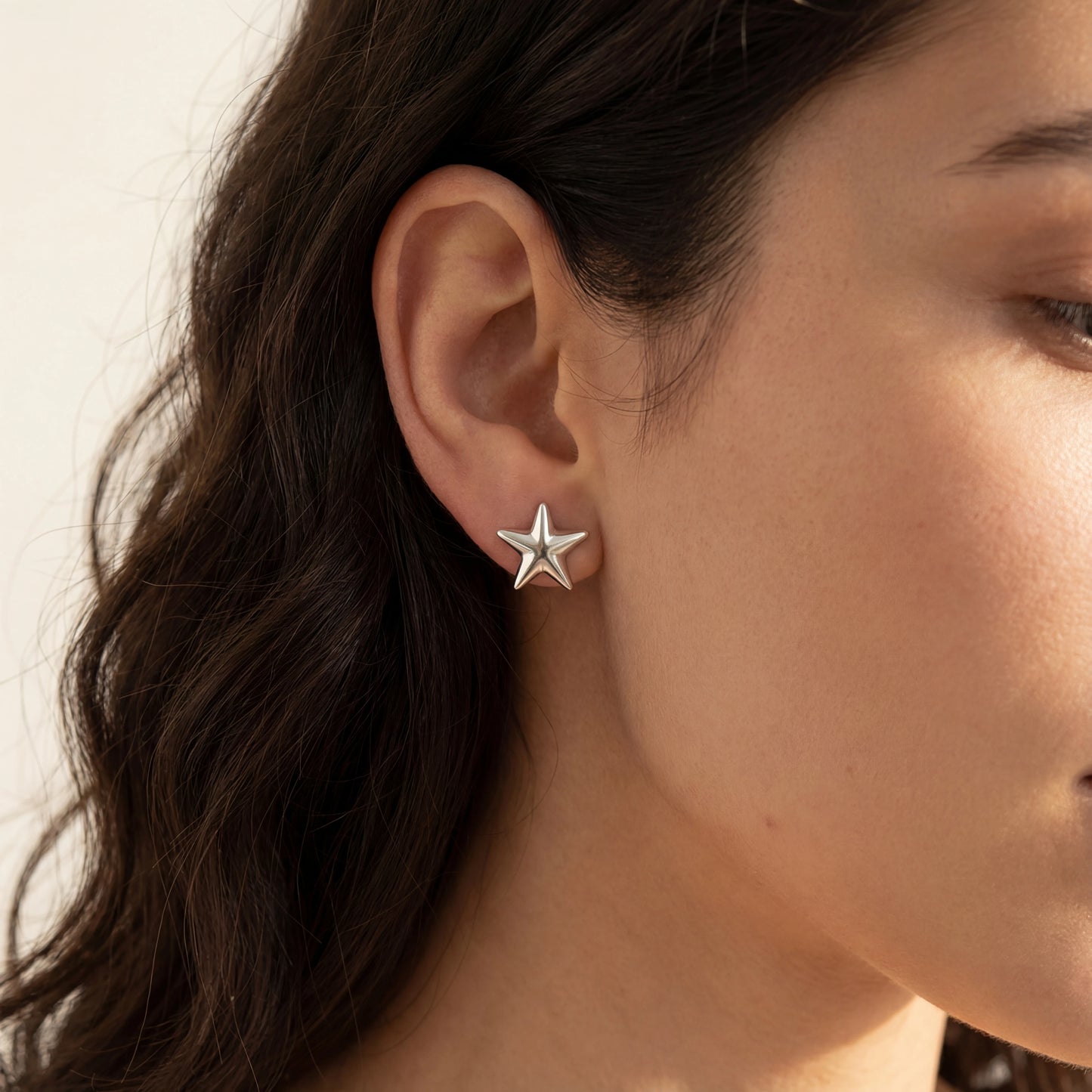 עגילי STAR EARRINGS צמודים ואלגנטיים מכסף 925 טהור של Lidi, בעיצוב כוכב מבריק, מושלמים לכל לוק.