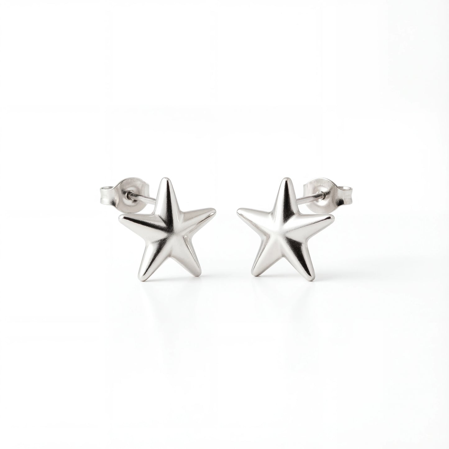 עגילי STAR EARRINGS צמודים ואלגנטיים מכסף 925 טהור של Lidi, בעיצוב כוכב מבריק, מושלמים לכל לוק.