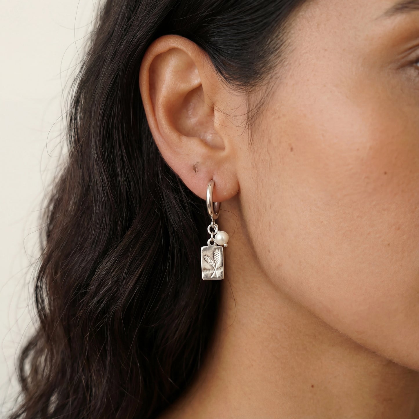 עגילי חישוק AVE ERRINGS אלגנטיים מבית Lidi, עשויים מסטיינלס סטיל עם תליוני כסף קלאסיים, מושלמים לכל אירוע.