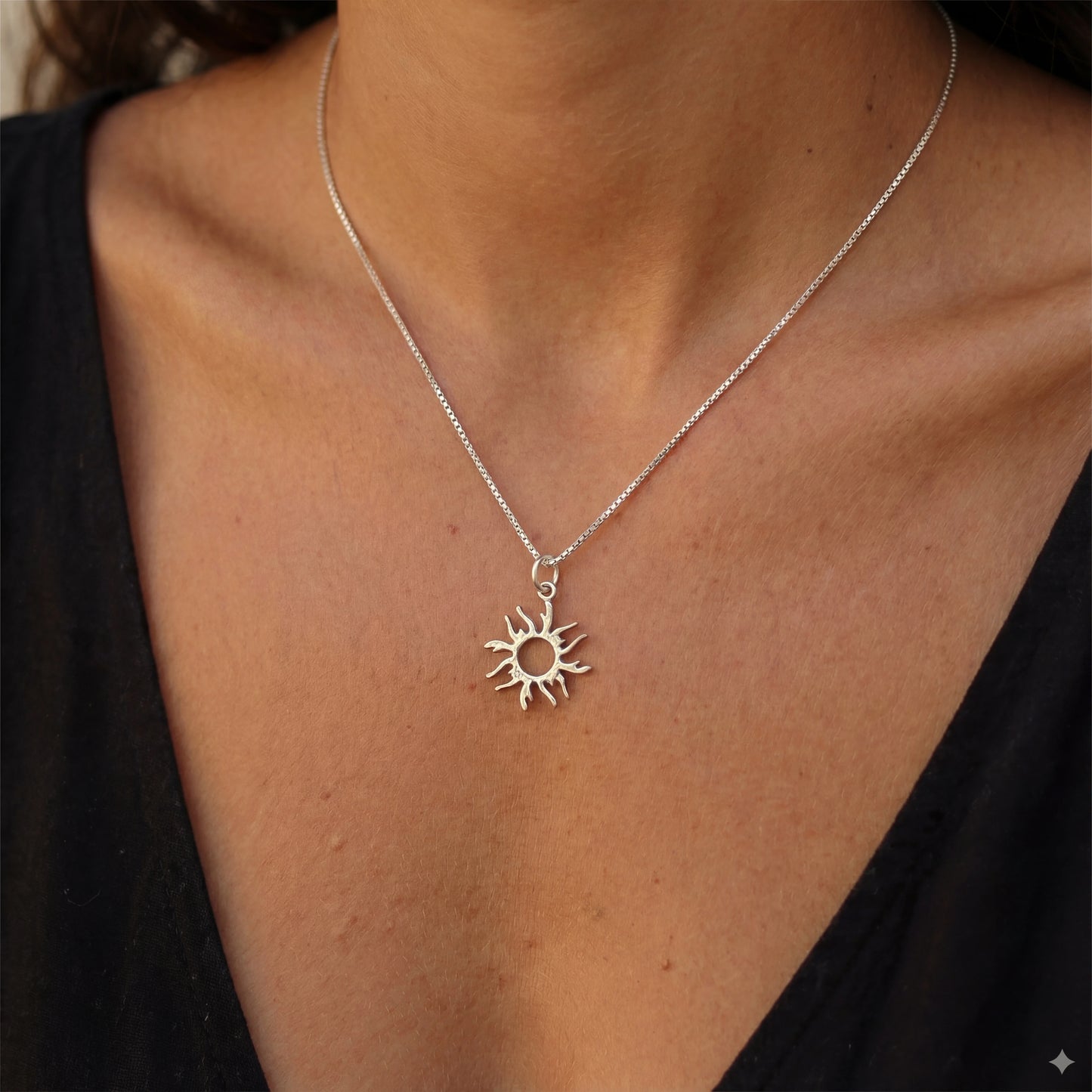 שרשרת SUN NECKLACE יוקרתית מבית Lidi, עשויה כסף 925 טהור עם תליון שמש מבריק על רקע בהיר.