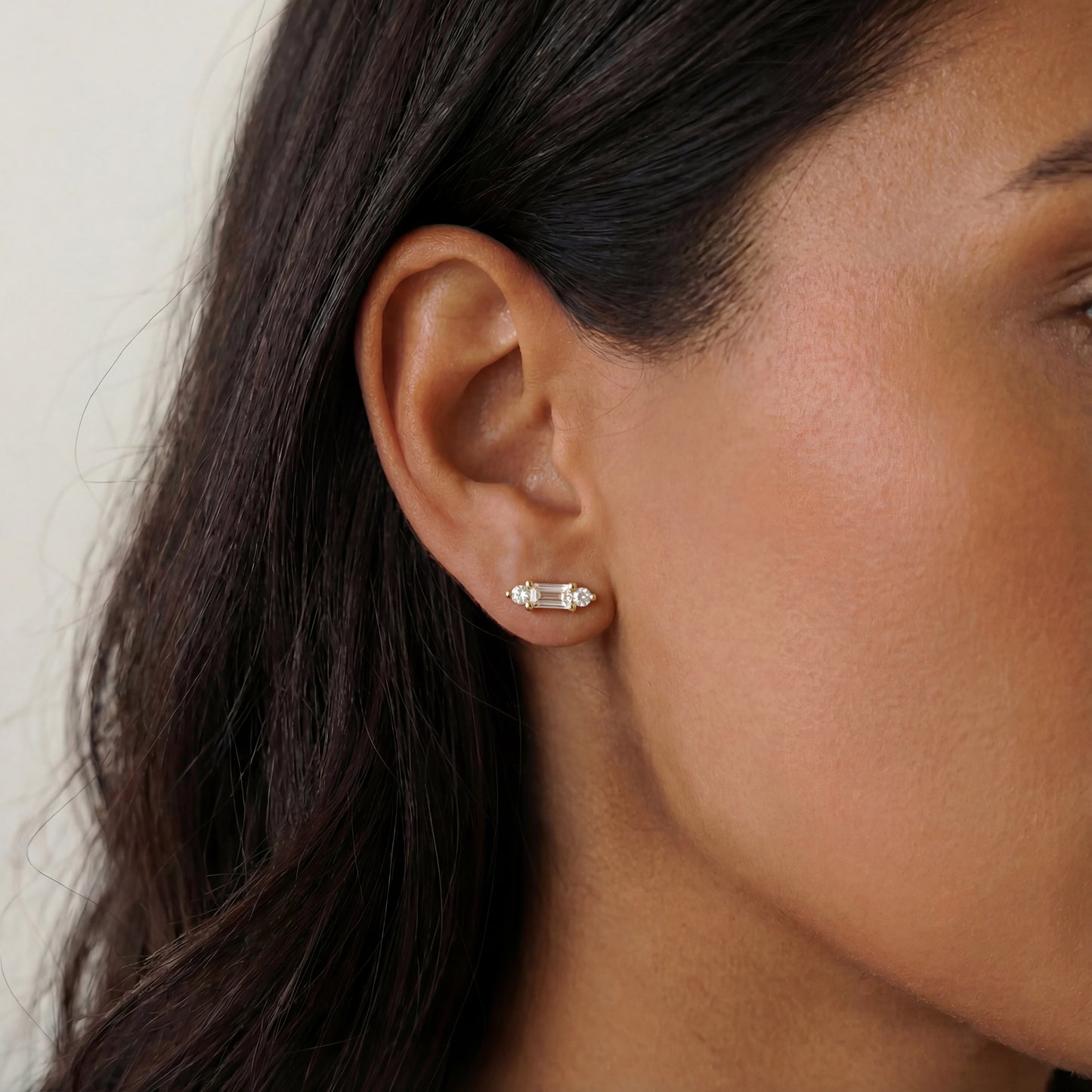 עגילי YUVAL EARRINGS צמודים מזהב 2 מיקרון וזרקונים נוצצים, בעיצוב אלגנטי וקלאסי, מבית Lidi Jewelry.