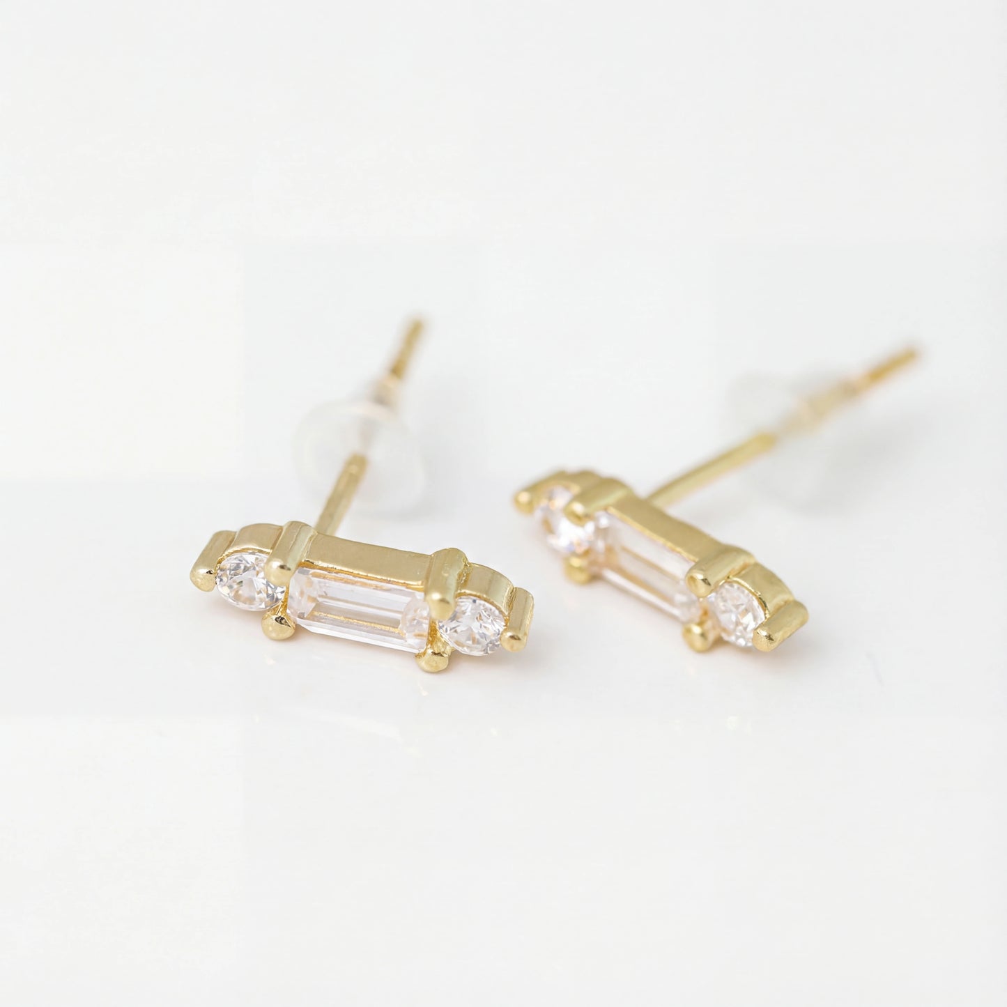 עגילי YUVAL EARRINGS צמודים מזהב 2 מיקרון וזרקונים נוצצים, בעיצוב אלגנטי וקלאסי, מבית Lidi Jewelry.