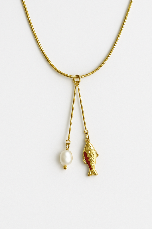 שרשרת Lidi זהב, דגם FISH PEARL NECKLACE, בסגנון סנייק, עם תליון Y הכולל דג אדום בעיטורי זהב ופנינה אובלית, בתקריב.