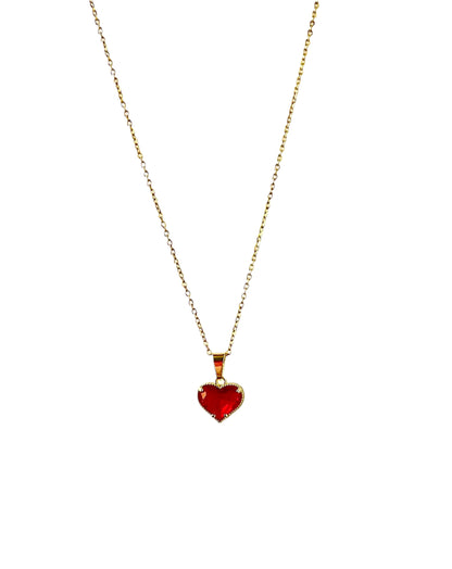 שרשרת LOVE NECKLACE זהב עדינה, תליון לב אדום עם מסגרת משוננת, צולם מלפנים.