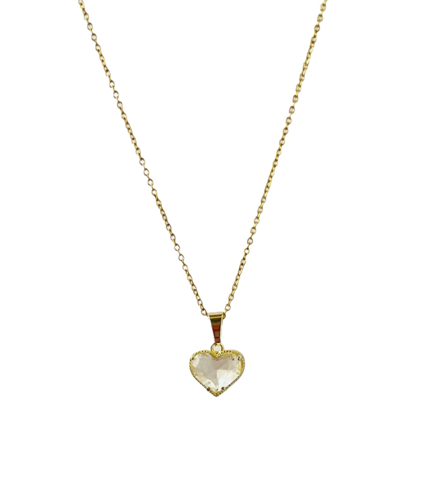 שרשרת LALYA מזהב, מבט קדמי על תליון לב שקוף עם פאסטות במסגרת זהב וחרוזים, על רקע לבן.