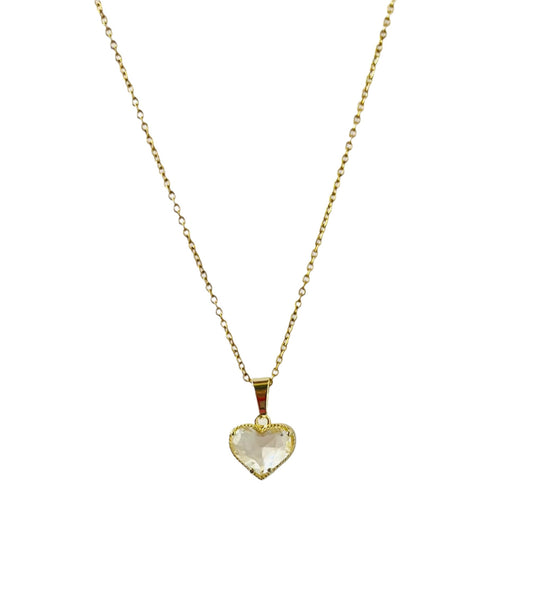 שרשרת LALYA מזהב, מבט קדמי על תליון לב שקוף עם פאסטות במסגרת זהב וחרוזים, על רקע לבן.
