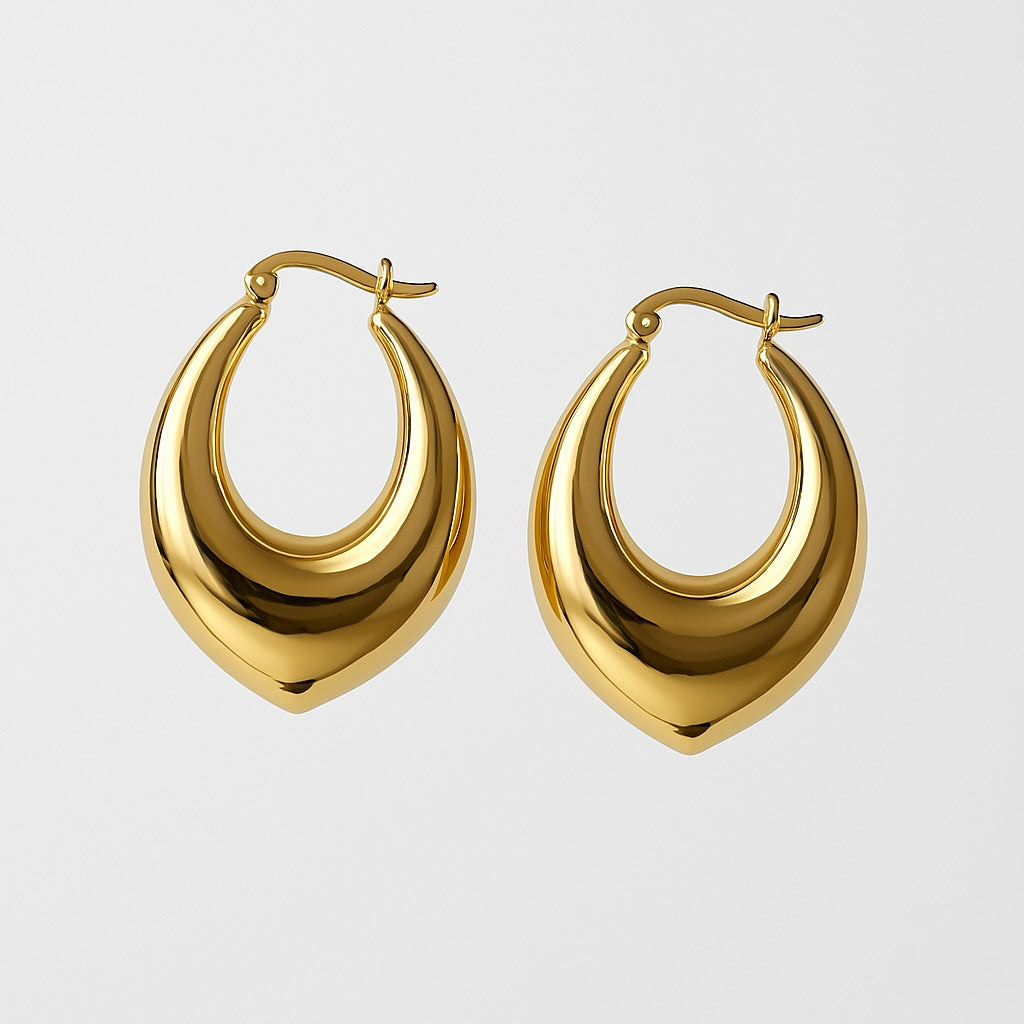עגילי ALMOG EARRINGS GOLD מזהב מלוטש, חישוקים נפוחים בצורת טיפה, מבט מלפנים על רקע בהיר.
