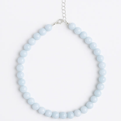 שרשרת ANGEL NECKLACE עם חרוזים כדוריים תכולים, מונחת שטוח על רקע לבן, סוגר כסף וטבעת הארכה נראים.