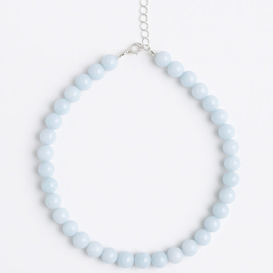 שרשרת ANGEL NECKLACE עם חרוזים כדוריים תכולים, מונחת שטוח על רקע לבן, סוגר כסף וטבעת הארכה נראים.