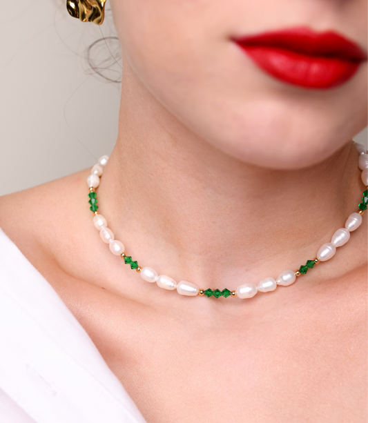 שרשרת ALAMOR GREEN NECKLACE, תקריב על צוואר דוגמנית: פניני מים מתוקים, קריסטלים ירוקים וחרוזי זהב זעירים.