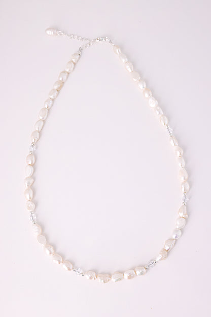 שרשרת ALAMOR QUARTZ SILVER, פניני בארוק לבנות בשילוב קוורץ שקוף, מונחת שטוח על רקע בהיר.